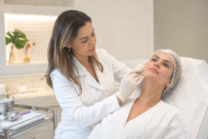 Biomédica esteta aplicando procedimento estético em paciente, ilustrando contabilidade para biomédico esteta